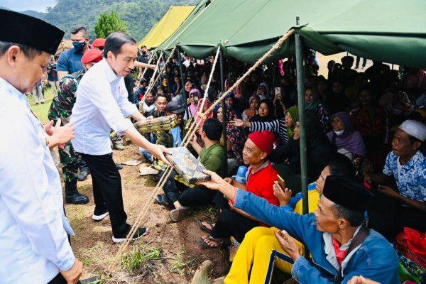 Jokowi bantu pengungsi gempa Cianjur.