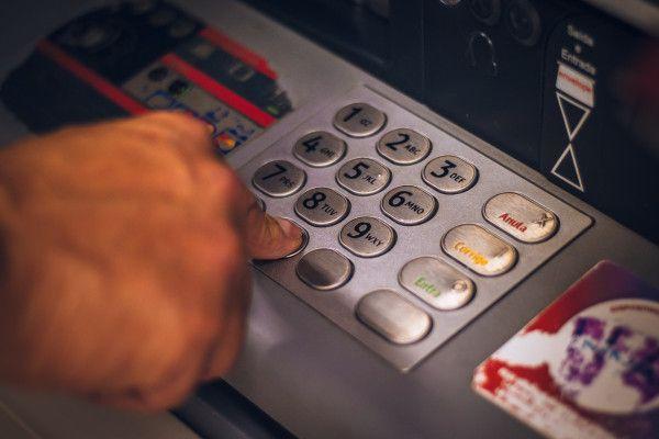 Siap Liburan? Intip Biaya Tarik Tunai di ATM Luar Negeri