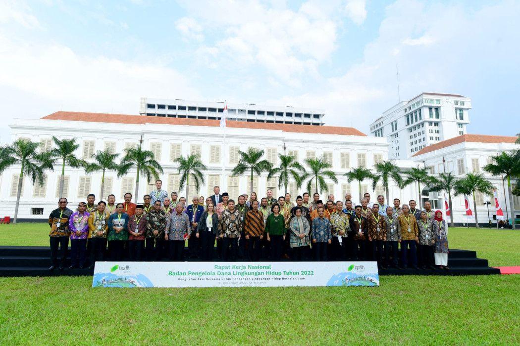 Jokowi Minta BPDLH Prioritaskan Masalah Sampah dan Mangrove