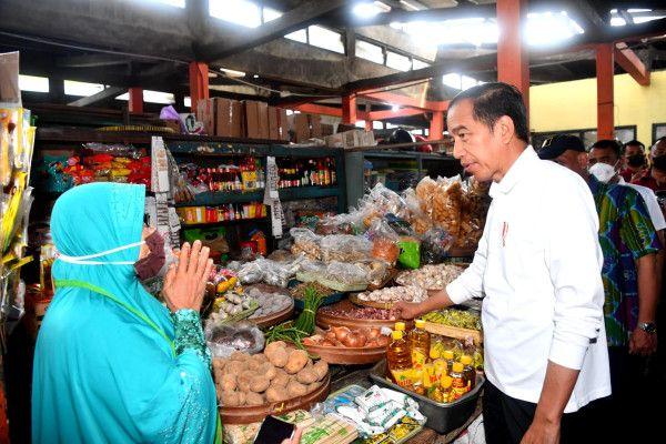 Presiden Jokowi mengunjungi Pasar Sentul, Yogyakarta, Minggu (8/1).