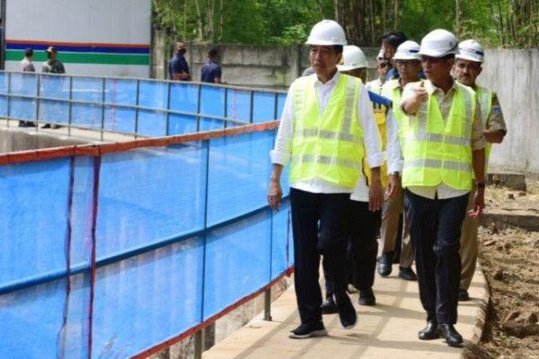 Presiden Jokowi meninjau progres pembangunan sodetan Kali Ciliwung ke KBT, Jakarta, Selasa (24/1).