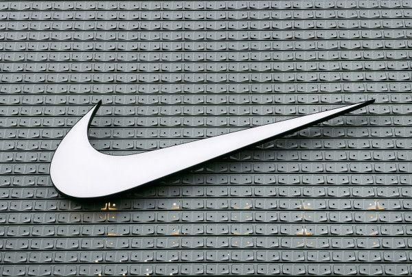 Nike menggunakan trademark ciri khasnya
