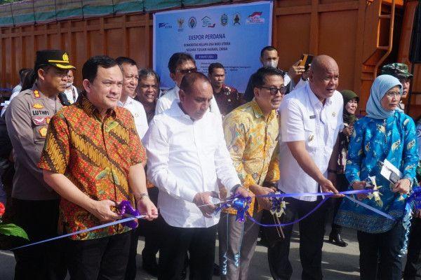 Pelepasan ekspor perdana komoditas kelapa dari DSA Nias Utara di Pelabuhan Gunung Sitoli, Nias, Sumatra Utara, Rabu (8/3).