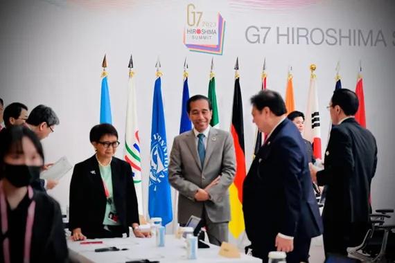 Jokowi bersama Menlu dan Menko Perekonomian, saat menghadiri Sesi Kerja Mitra G7.
