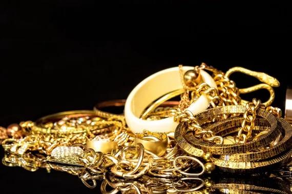 Zakat mal adalah zakat yang dibayarkan atas harta, termasuk emas perhiasan.