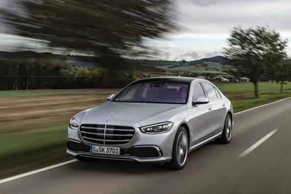 Mercedes Benz mengembangkan showroom virtual untuk mendongkrak penjualan.