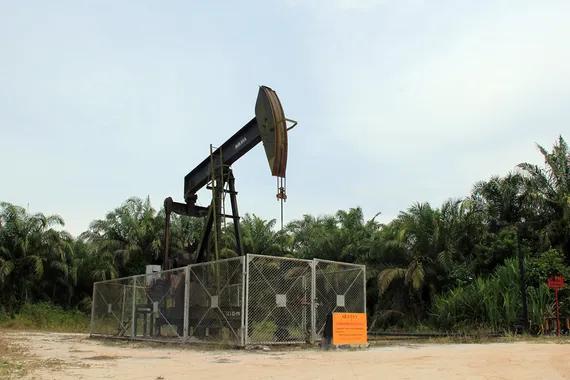 Sebuah pompa minyak beroperasi di ladang sumur Blok Rokan areal kerja Tanah Putih Tanjung Melawan Rokan Hilir, Riau, Sabtu (31/7/2021)