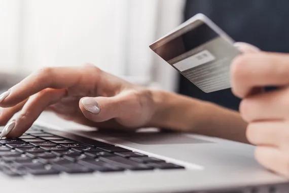 Ilustrasi belanja online dengan kartu kredit.