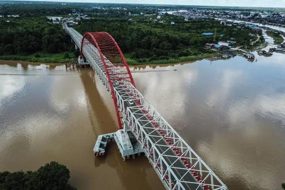 Foto udara pengendara mobil melintas di jembatan Kahayan, Palangkaraya, Kalimantan Tengah, Sabtu (10/7/2021)