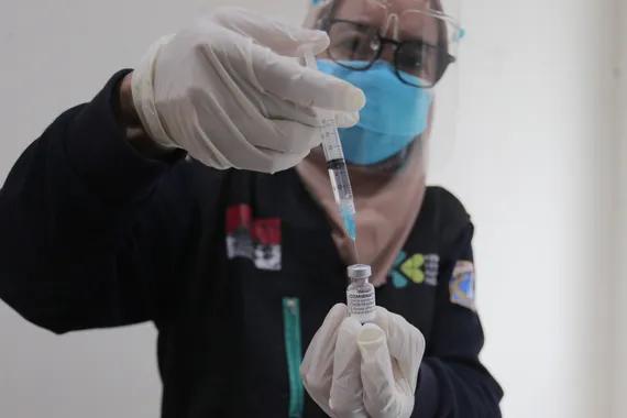 Tenaga kesehatan menyiapkan vaksin COVID-19 dari Pfizer untuk disuntikkan ke seorang warga di Puskesmas Lebak Bulus, Jakarta, Senin (23/8/2021).