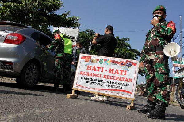 Petugas mengecek pengemudi kendaraan saat penyekatan pembatasan mobilitas masyarakat di perbatasan Takalar-Makassar di Galesong Utara, Kabupaten Takalar, Sulawesi Selatan, Sabtu (21/8/2021)