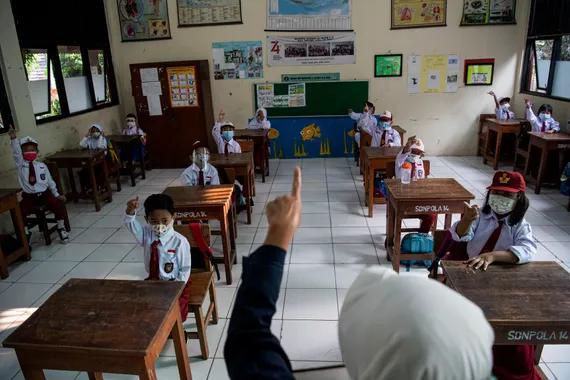Sejumlah siswa mengikuti pembelajaran tatap muka di SDN Pondok Labu 14 Pagi, Jakarta Selatan, Senin (30/8).