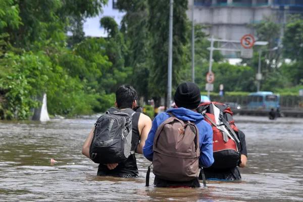 Banjir Jakarta Hari Ini: 104 RT Terendam, 274 Orang Mengungsi
