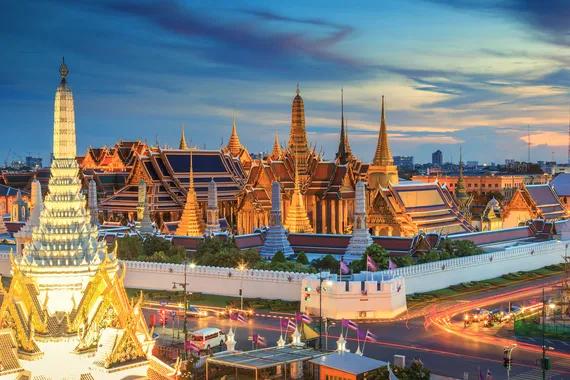 Grand palace dan Wat phra keaw saat matahari terbenam Bangkok, Thailand.