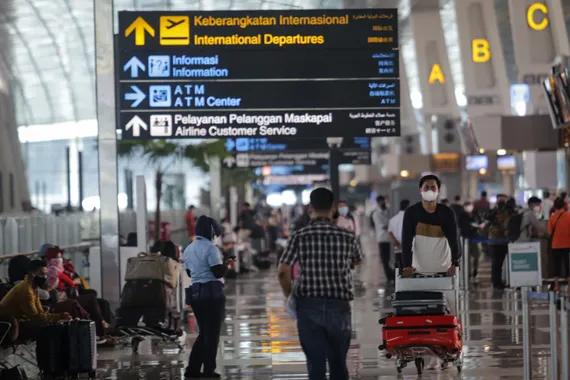 Calon penumpang pesawat berjalan di area Terminal 3 Bandara Internasional Soekarno Hatta, Tangerang, Banten, Selasa (21/9/2021).
