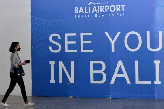 Seorang petugas berjalan di area Terminal Internasional Bandara Internasional I Gusti Ngurah Rai, Badung, Bali, Selasa (5/10/2021).
