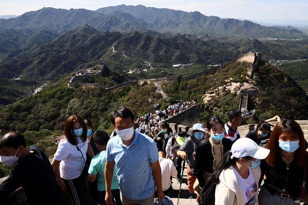 Warga mengunjungi Tembok China pada liburan Hari Nasional menyusul penyebaran penyakit virus korona (COVID-19) di Beijing, China, Jumat (1/10/2021). ANTARA FOTO/REUTERS/Thomas Peter/foc/cfo