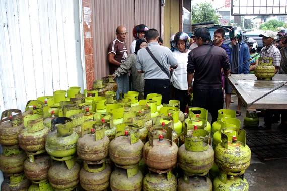 Warga antri membeli tabung LPG 3 Kg di Pekanbaru, Riau
