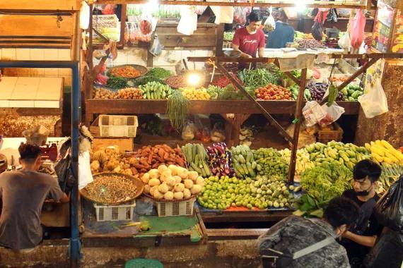 Pedagang sayur mayur menunggu pembeli di Pasar Cibinong, Kabupaten Bogor, Jawa Barat, Senin (1/11/2021). ANTARA FOTO/Yulius Satria Wijaya/wsj.
