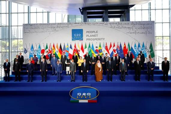 Para pemimpin dunia berkumpul untuk sesi foto resmi pada hari pertama KTT G20 di pusat konvensi La Nuvola, Roma, Italia, Sabtu (30/10/2021).