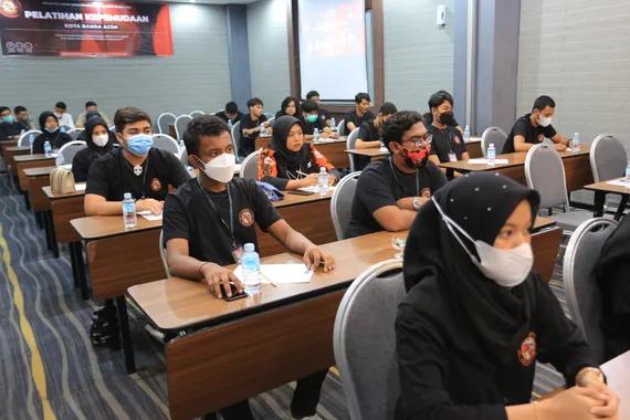 Sejumlah peserta mengikuti pelatihan pengembangan Usaha Mikro Kecil dan Menengah (UMKM) era digital di Banda Aceh, Aceh, Minggu (31/10/2021). ANTARA FOTO/Syifa Yulinnas./hp.