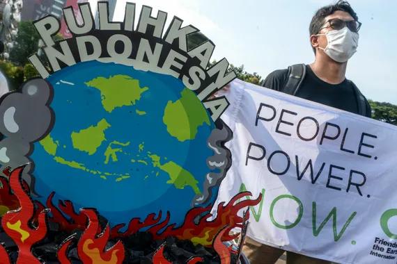 Pengunjuk rasa dari berbagai Aliansi Perlawanan Iklim menggelar aksi di kawasan Monumen Nasional (Monas), Jakarta, Jumat (5/11/2021). ANTARA FOTO/M Risyal Hidayat/YU