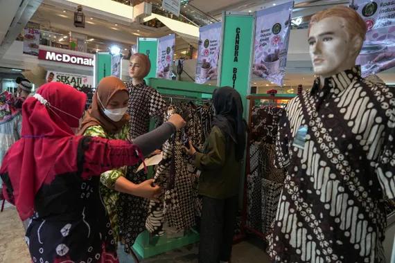 Pengunjung melihat produk kreatif saat acara Sekati Ing Mall 2021 di Mal Malioboro, Jumat (15/10/2021). ANTARA FOTO/Hendra Nurdiyansyah/aww.