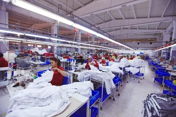 Proses kerja di pabrik tekstil.