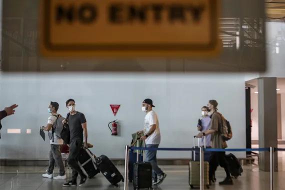 Sejumlah Warga Negara Asing (WNA) berjalan di area kedatangan internasional setibanya di Terminal 3 Bandara Internasional Soekarno-Hatta, Tangerang, Banten, Senin (29/11/2021). ANTARA FOTO/Fauzan/rwa.