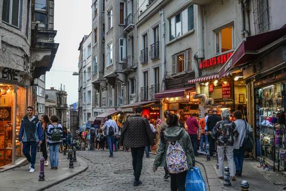 Aktivitas warga Turki di jalanan Tua Istanbul. Shutterstock/Phuong D. Nguyen