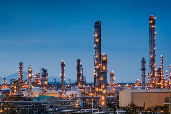 Ilustrasi pabrik penyulingan minyak dan gas atau industri petrokimia. Shutterstock/manine99