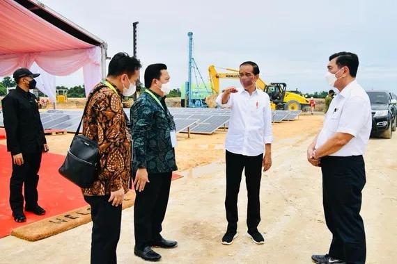 Presiden Jokowi, bersama Menko Luhut Binsar Pandjaitan, dan pengusaha Boy Thohir, melakukan groundbreaking pembangunan Kawasan Industri Hijau Indonesia, di Bulungan, Kaltara, Selasa (21/12).