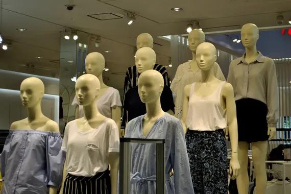 Ilustrasi display pakaian di department store.