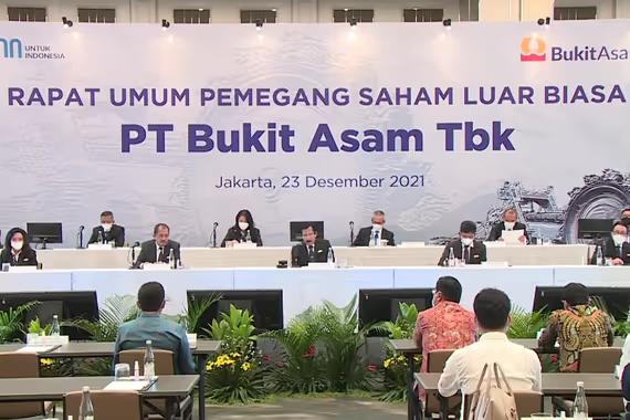 Suasana RUPSLB PT Bukit Asam Tbk yang disiarkan secara virtual, Kamis (23/12).