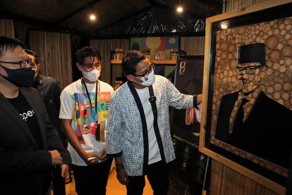 Menteri Pariwisata dan Ekonomi Kreatif Sandiaga Uno (kanan) melihat salah satu karya pada acara Apresiasi Kreasi Indonesia 2021 di Gandaria City, Jakarta, Kamis (9/12/2021). ANTARA FOTO/Dhemas Reviyanto/rwa.