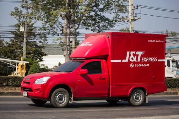 Thailand - 17 Januari 2020: Truk Pickup Kontainer J and T Logistics. Shutterstock/nitinut380