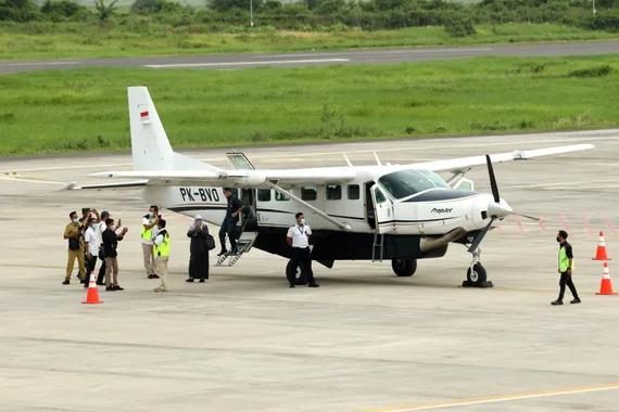 Pesawat perintis dari maskapai Susi Air tiba di Bandara Banyuwangi, Jawa Timur, Selasa (11/1/2022).