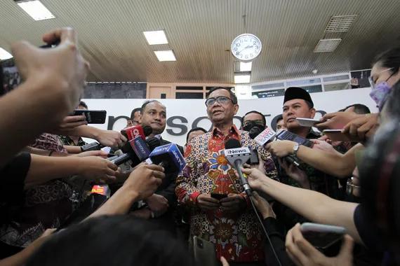 Menteri Koordinator Bidang Politik, Hukum dan Keamanan (Menko Polhukam) Mahfud MD (tengah) menyampaikan keterangan pers usai bertemu dengan pimpinan DPD di Kompleks Parlemen, Senayan, Jakarta, Kamis (2/12/2021).