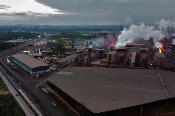 Foto udara aktivitas pengolahan nikel (smelter) yang berada di Kawasan Industri Virtue Dragon Nickel Industrial (VDNI) di Kecamatan Morosi, Konawe, Sulawesi Tenggara, Selasa (14/12/2021). ANTARA FOTO/Jojon/foc.