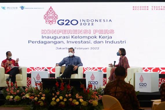 Menteri Perdagangan Muhammad Lutfi (tengah) dan Menteri Investasi/Kepala BKPM Bahlil Lahadalia (kiri) saat konferensi pers bersama \"Inaugurasi G20 TIIWG, Selasa (2/8/2022).