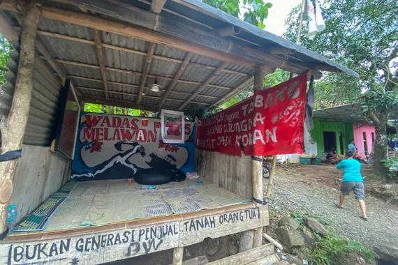 Warga beraktivitas di sekitar rumahnya di Desa Wadas, Bener, Purworejo, Jawa Tengah, Rabu (9/2/2022).