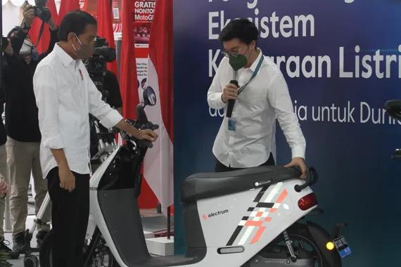 Presiden Jokowi dan Kevin Aluwi memeriksa kesiapan motor listrik.
