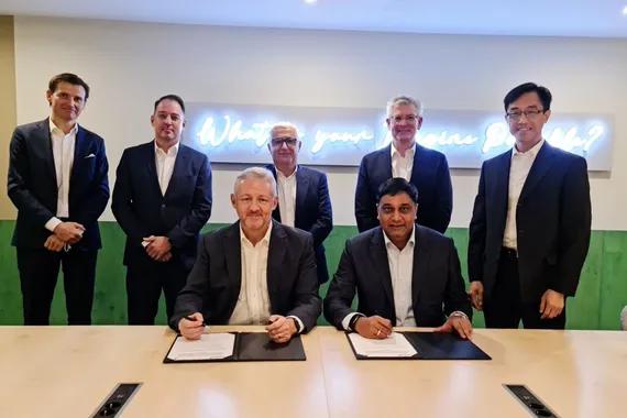 Jerry Soper, Head of Ericsson Indonesia, dan Vikram Sinha, President Director and CEO of Indosat Ooredoo Hutchison mengumumkan kolaborasi strategis pengembangan 5G, Rabu (2/3). Dok/Ericsson.