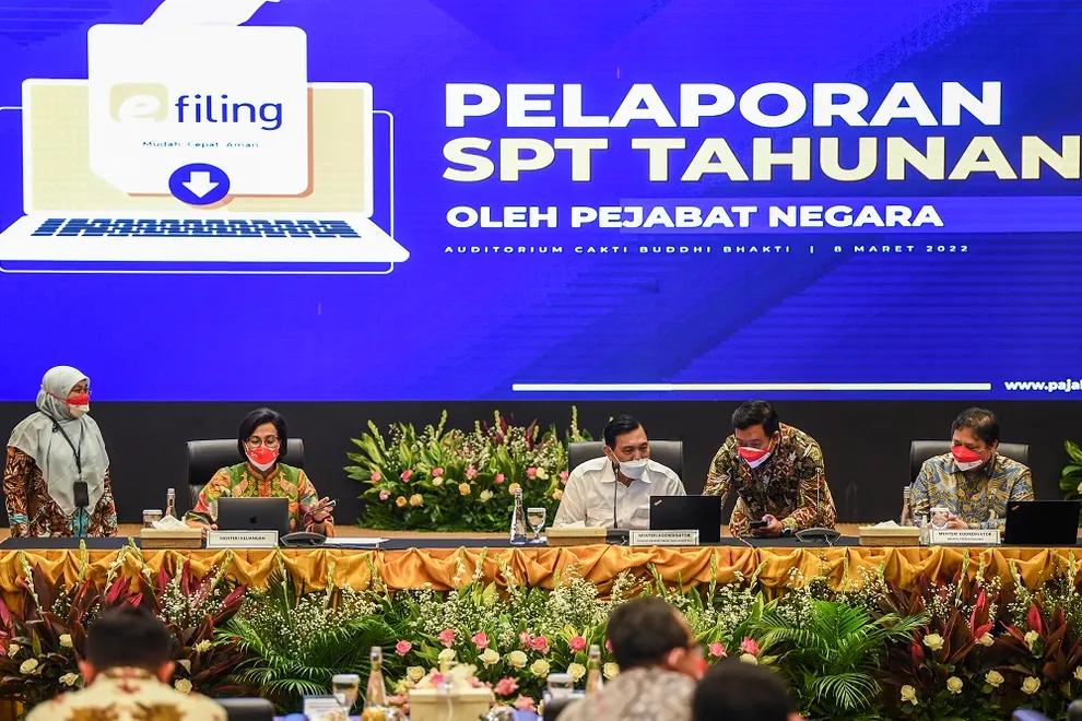 Terima SPT Pejabat, Sri Mulyani Singgung Tarif PPh Menko Luhut 35%