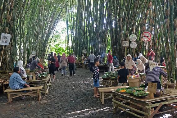 Suasana interaksi pengunjung dengan pedagang di pasar Papringan Ngadiprono, Kedu, Temanggung, Jawa Tengah.