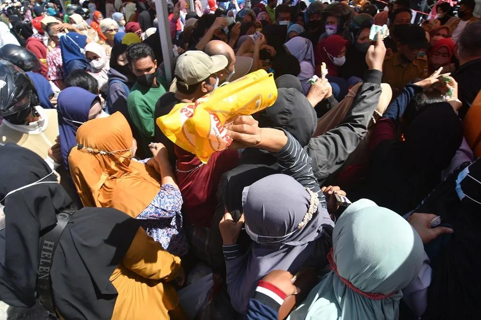 Kala Lutfi dan Jokowi Memburu Stok Minyak Goreng di Pasaran