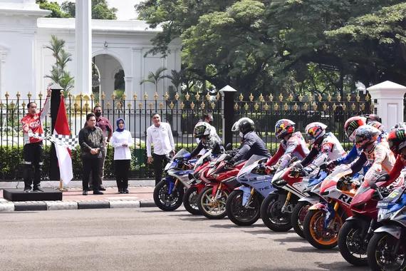 Presiden melepas konvoi para pebalap MotoGP dari depan Istana Merdeka, Rabu (15/3).