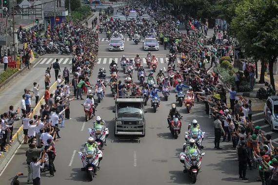 Iring-iringan parade para pebalap MotoGP dari Istana Merdeka, menuju kawasan Bundaran HI.