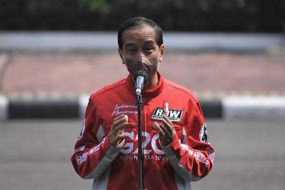 Presiden Joko Widodo saat menyampaikan keterangan pers di depan Istana Negara, Rabu (16/3).