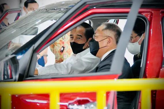 Presiden Joko Widodo saat mengunjungi T Hyundai Motor Manufacturing Indonesia, Rabu (16/3).